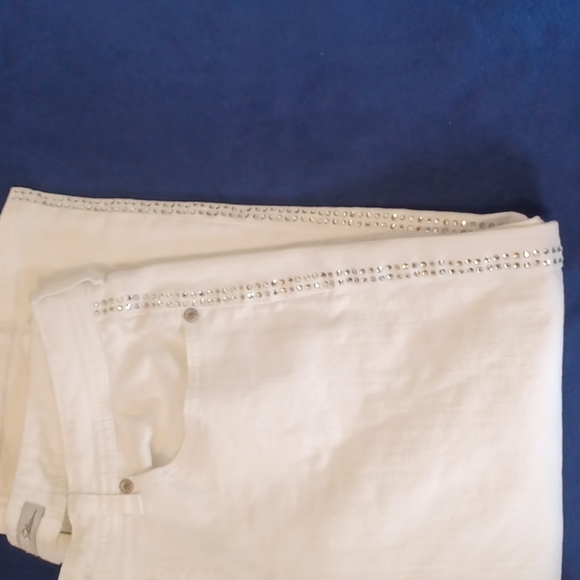Chico's Platinum White Denim Capris Jeans - Picture 6 of 10